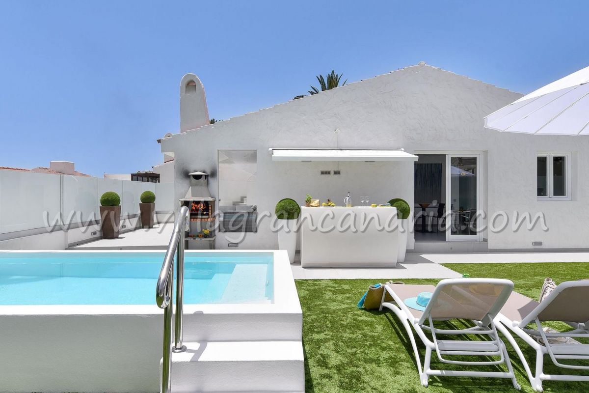 Rina MC | Playa del Ingles | VillaGranCanaria Piscina