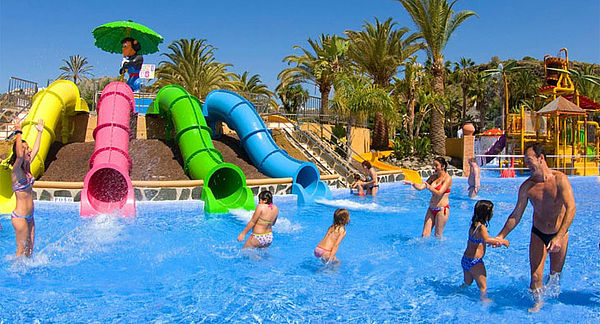 Une famille profite des toboggans aquatiques d'aqualand.