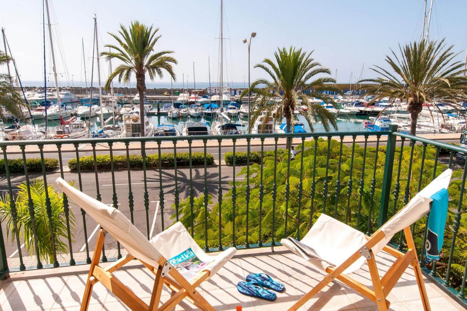 terraza de bungalow con vistas al puerto de mogán