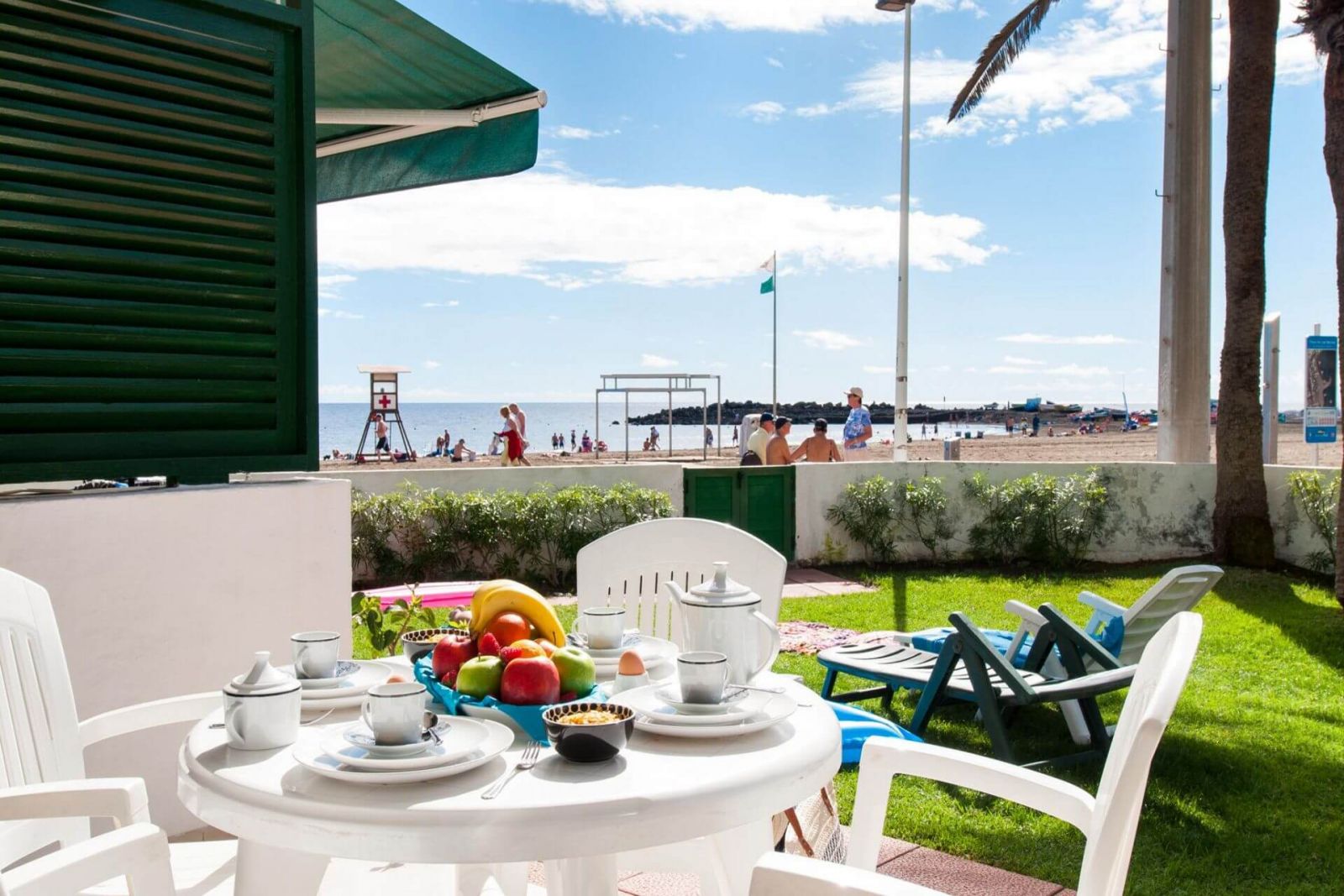 terraza con vistas a la playa de las burras