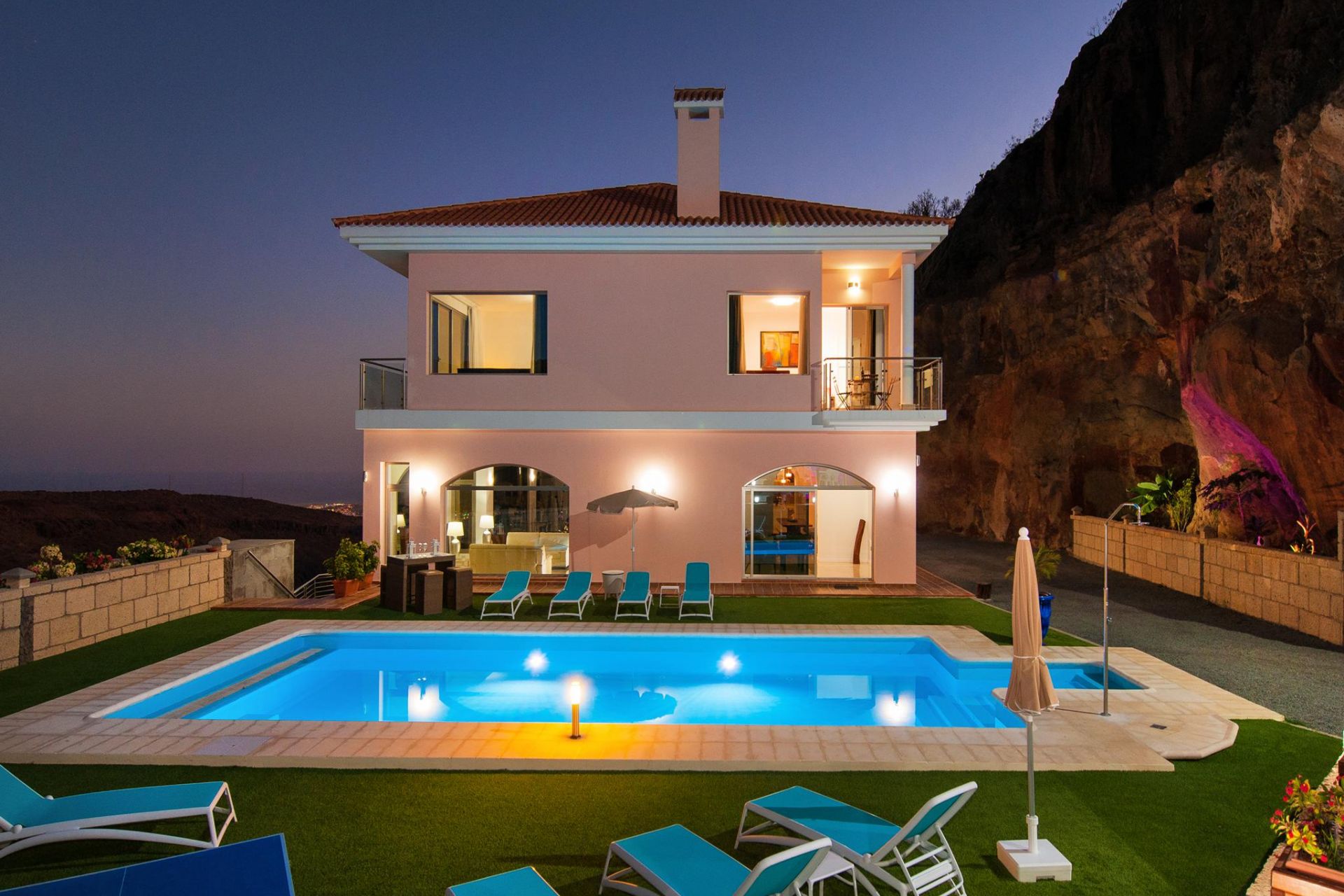 Casa rural con piscina de noche