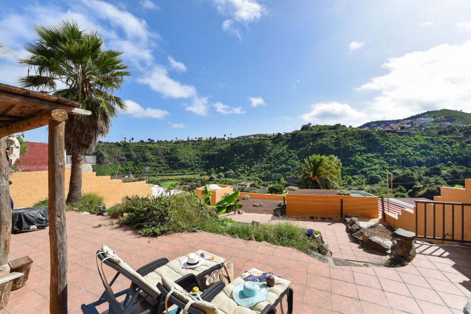 Ausblicke mit Palmen von der Terrasse eines Landhauses in Maspalomas