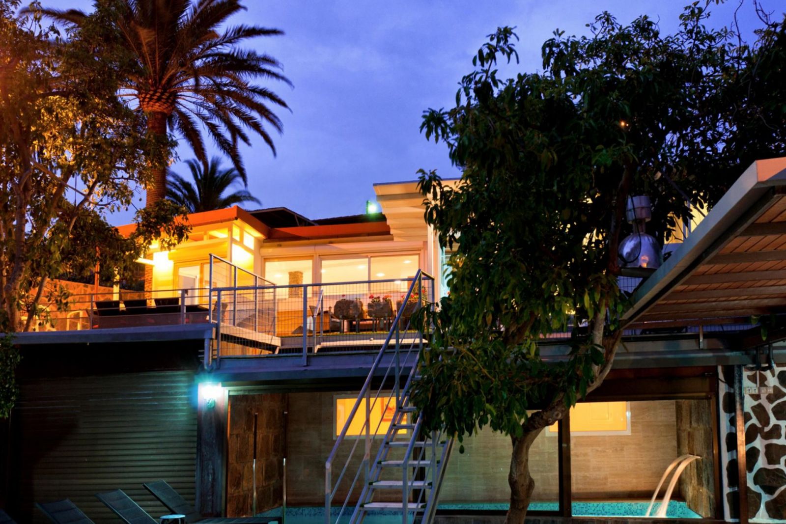 blick nachts auf ein landhaus in gran canaria