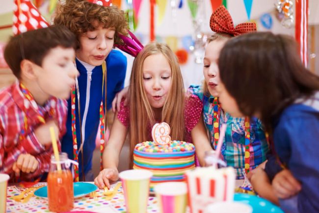 niños en fiesta de cumpleaños
