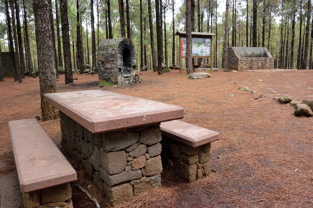 barbecue and picnic area in llanos de la pez in tejeda