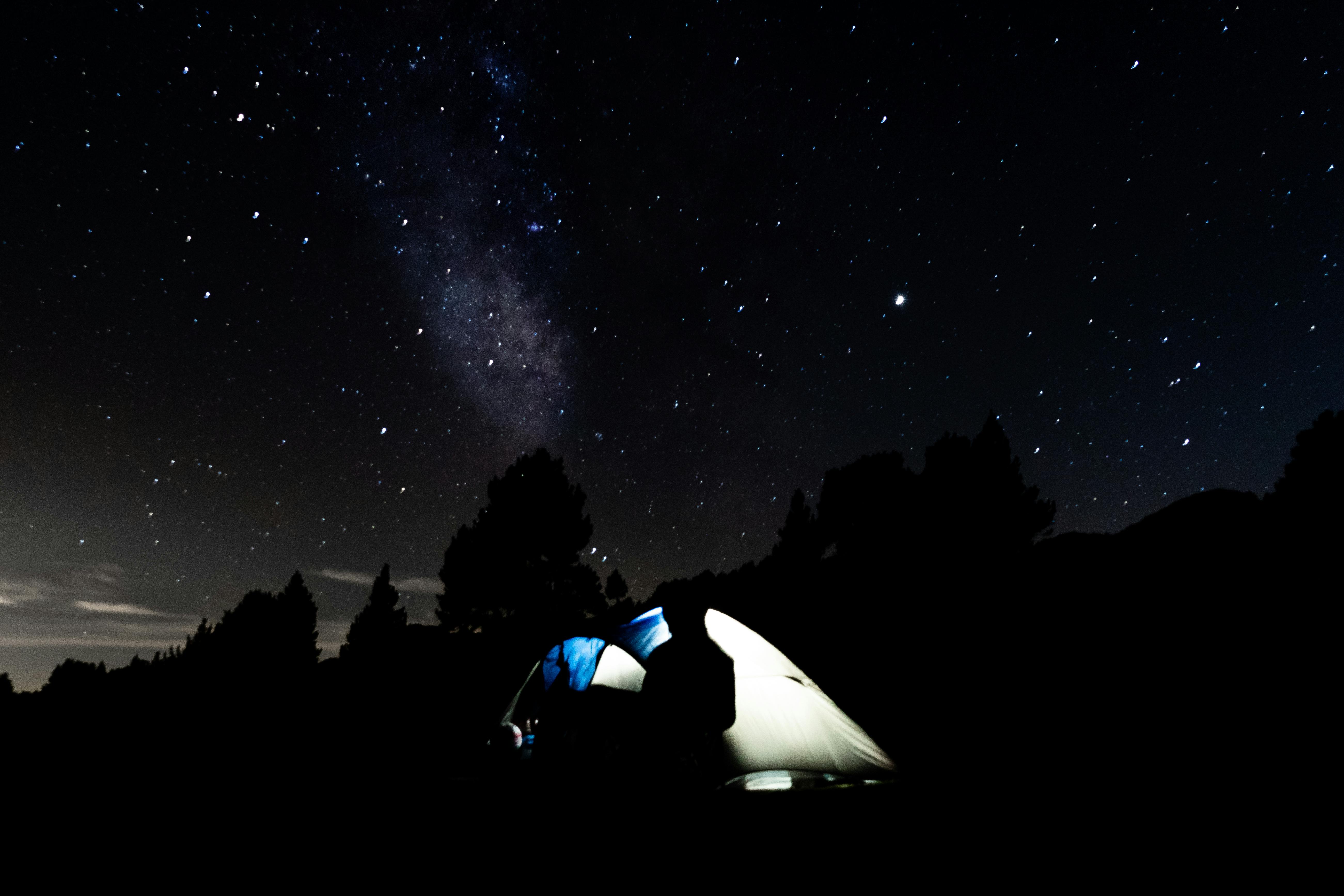 observar estrellas desde una tienda de acampar