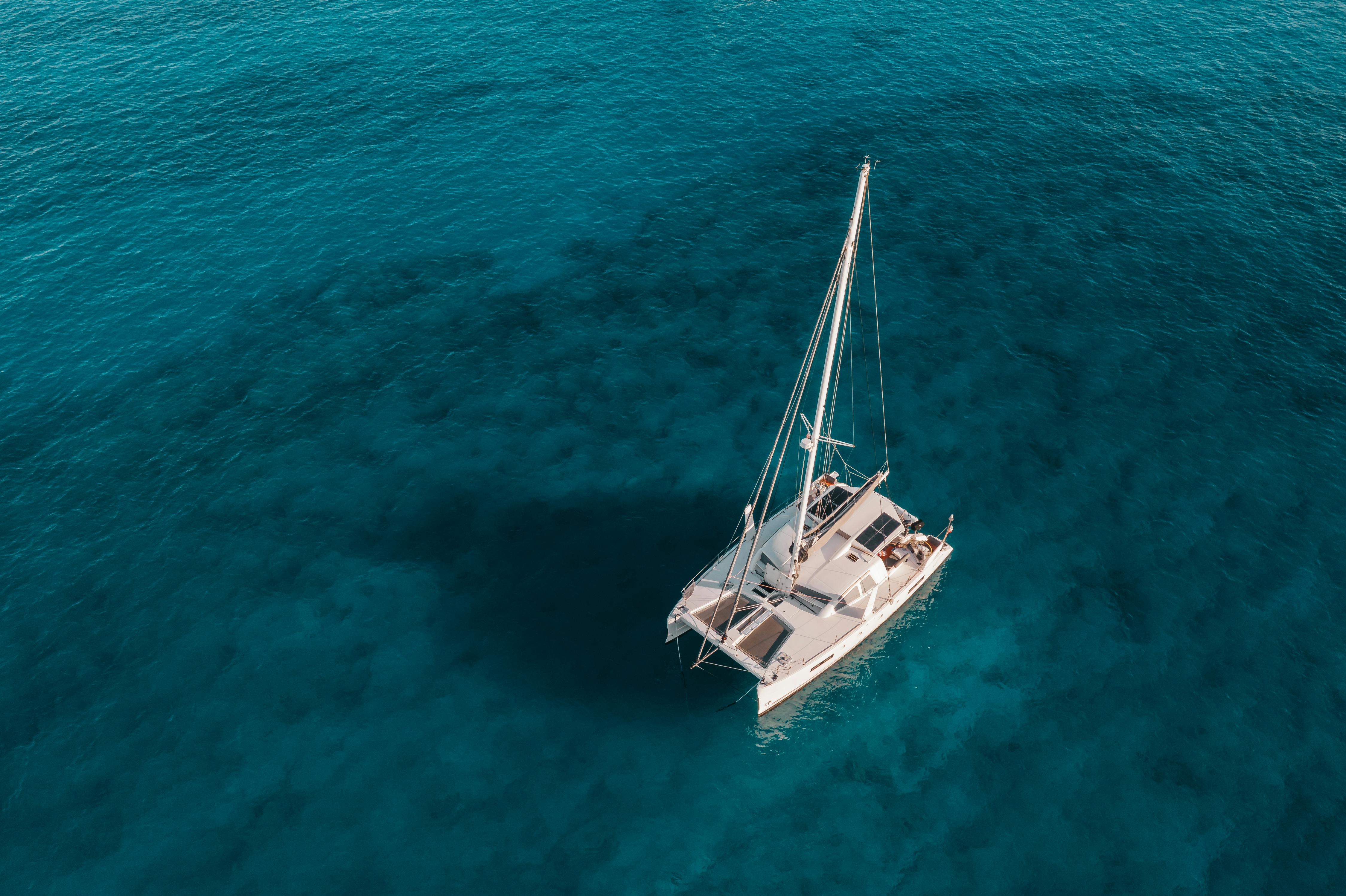 catamaran auf dem meer