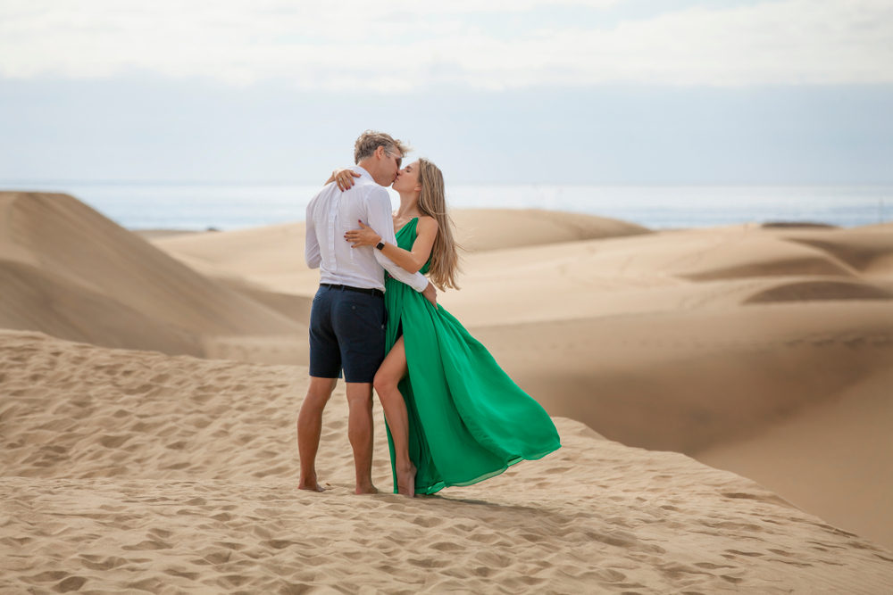 pareja besandose dunas de maspalomas