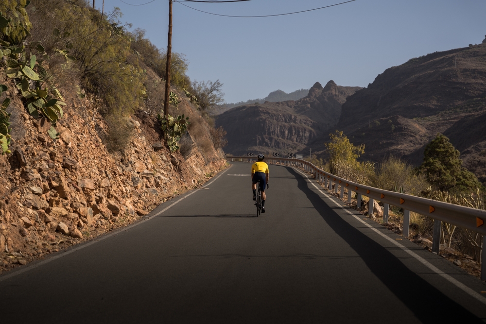 ciclista recorriendo carreteras gran canaria